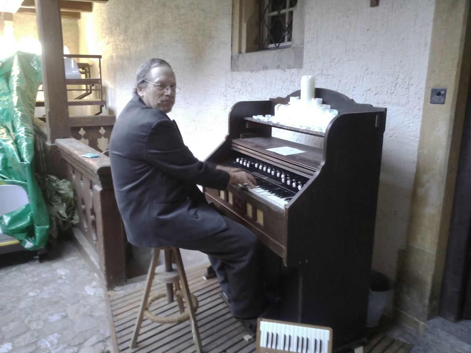 am Harmonium im Freilichttheater 'Die schwarze Spinne'