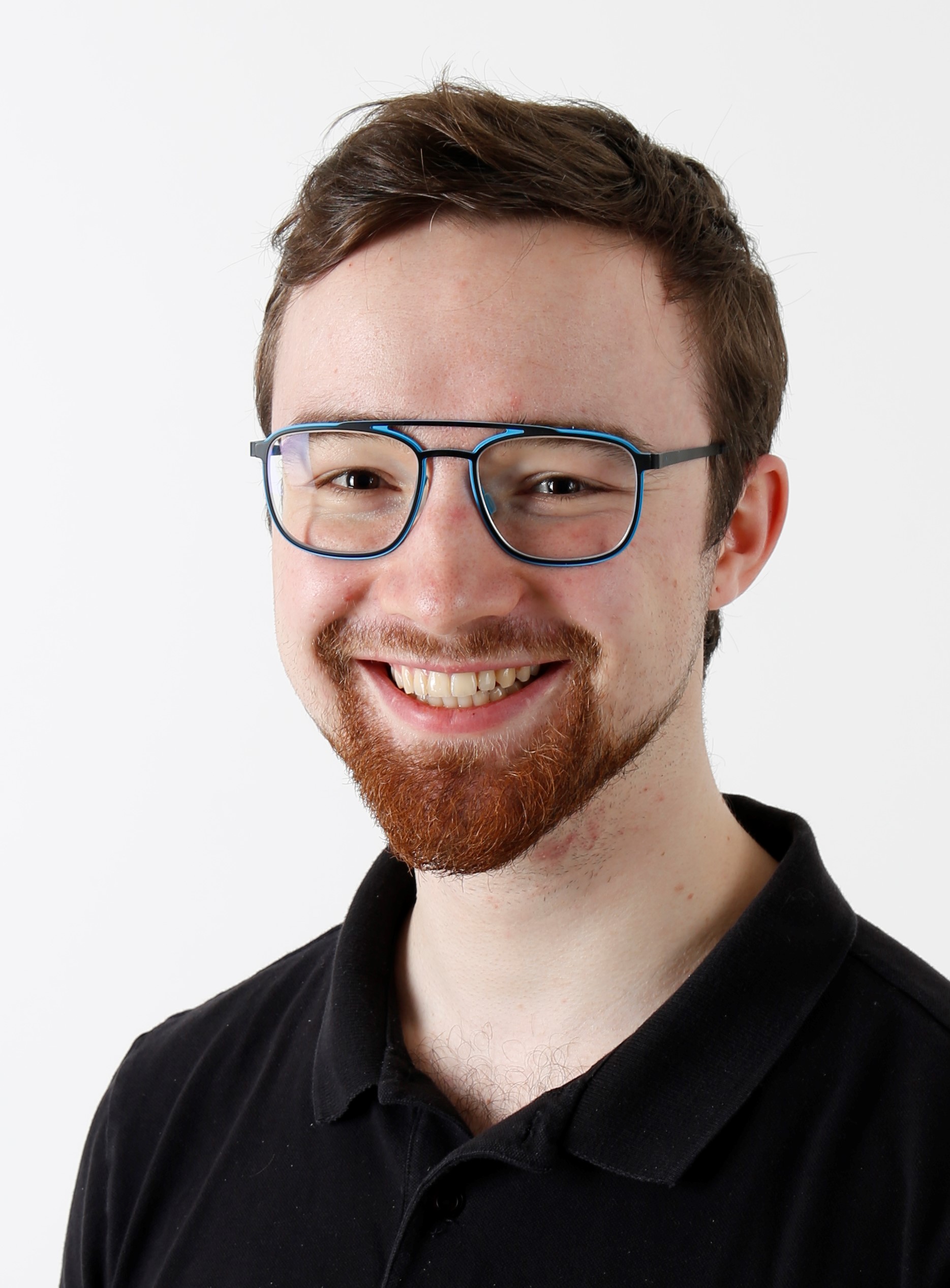 Profil Foto kurze Haare mit Bart und Brille