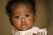 Dunkelhäutiges Baby gesucht (Alter 0-12 Monate) für kurzen Trailer