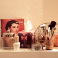 Make-up Artistin/Maskenbildnerin/Hairstylistin für Vintage-Stylings im PowderRoom gesucht!