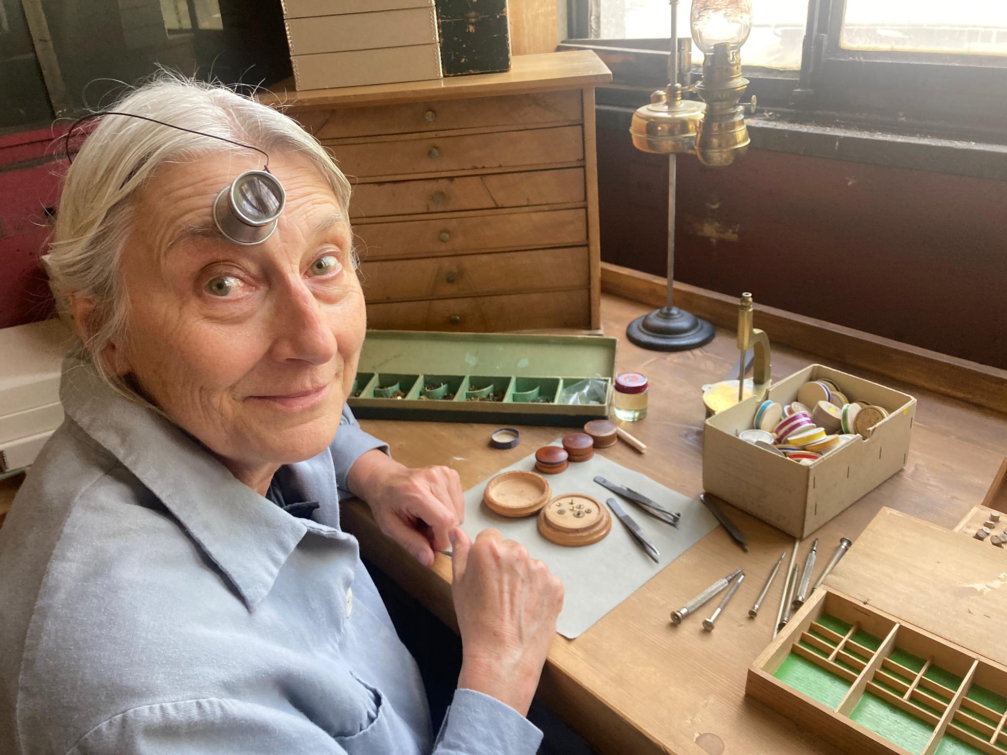 Unrueh, Uhrenfabrikarbeiterin